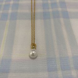  David Yurman Chain Is A Fine Gold Chain Link. The Pendant Is A Round Pearl Necklace. 