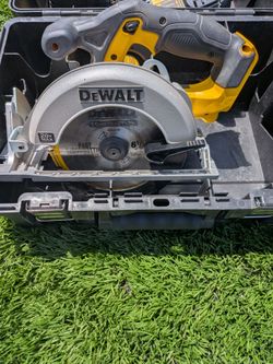 DeWalt 20V Max Cordless Circular Saw