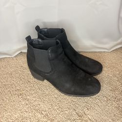 Black suede ankle boots #ankleboots #workshoes #blackboots #booties #blackboots