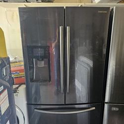 BLACK STAINLESS STEEL SAMSUNG REFRIGERATOR GOOD WORKING CONDITION NO MAKE ICE DELIVERY AVAILABLE FOR EXTRA FEE 
