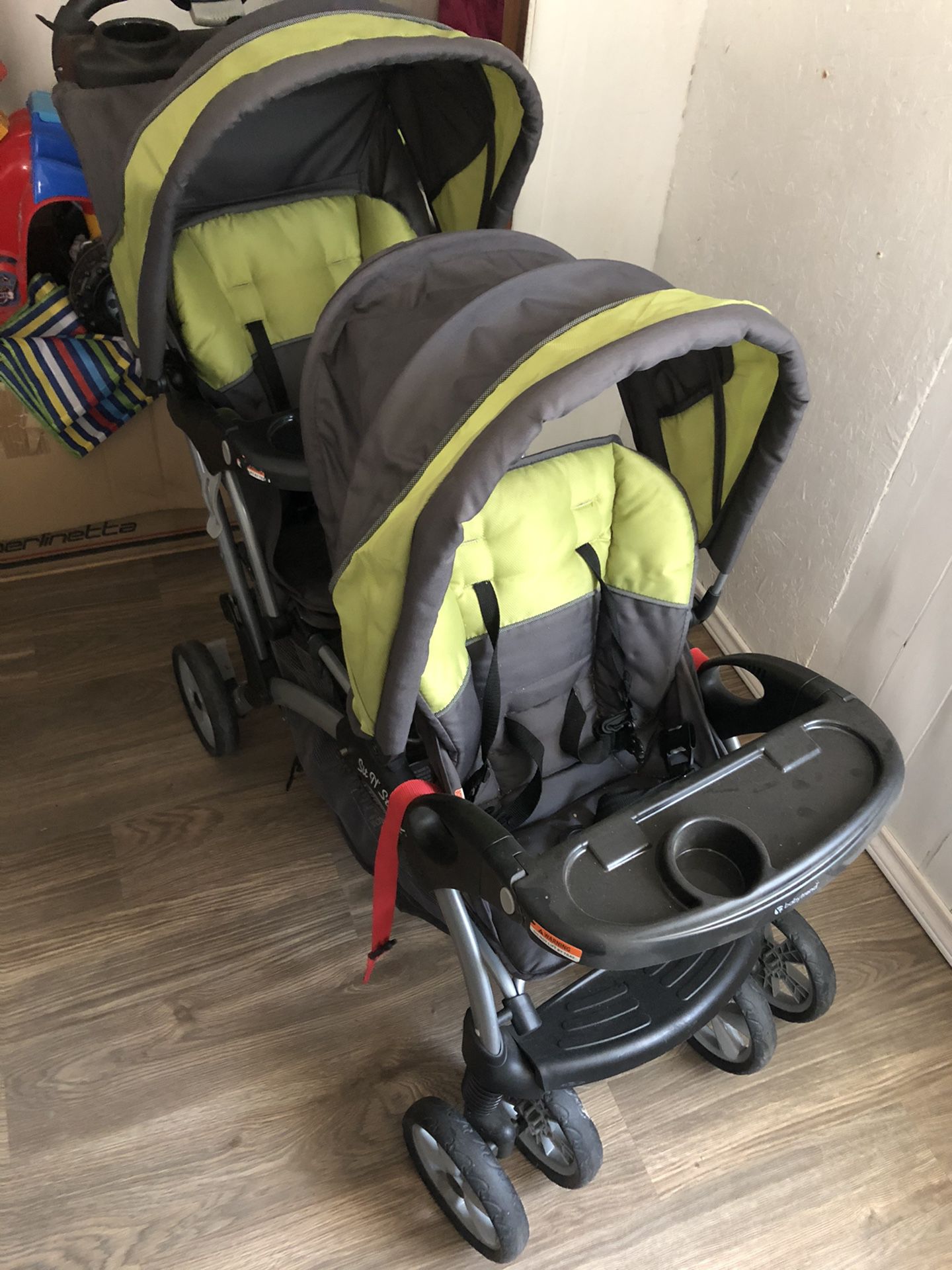 Baby trend double stroller green and grey with car seat in great conditions.