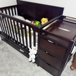 Graco Crib with mattress and drawers