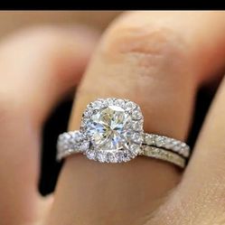 BEAUTIFUL HEART SHAPED ZIRCONIA AND SILVER STATEMENT RING