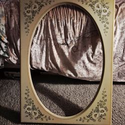 Beautiful Victorian/SHABBY CHIC, or Farmhouse.. Large Oval weighted frame!