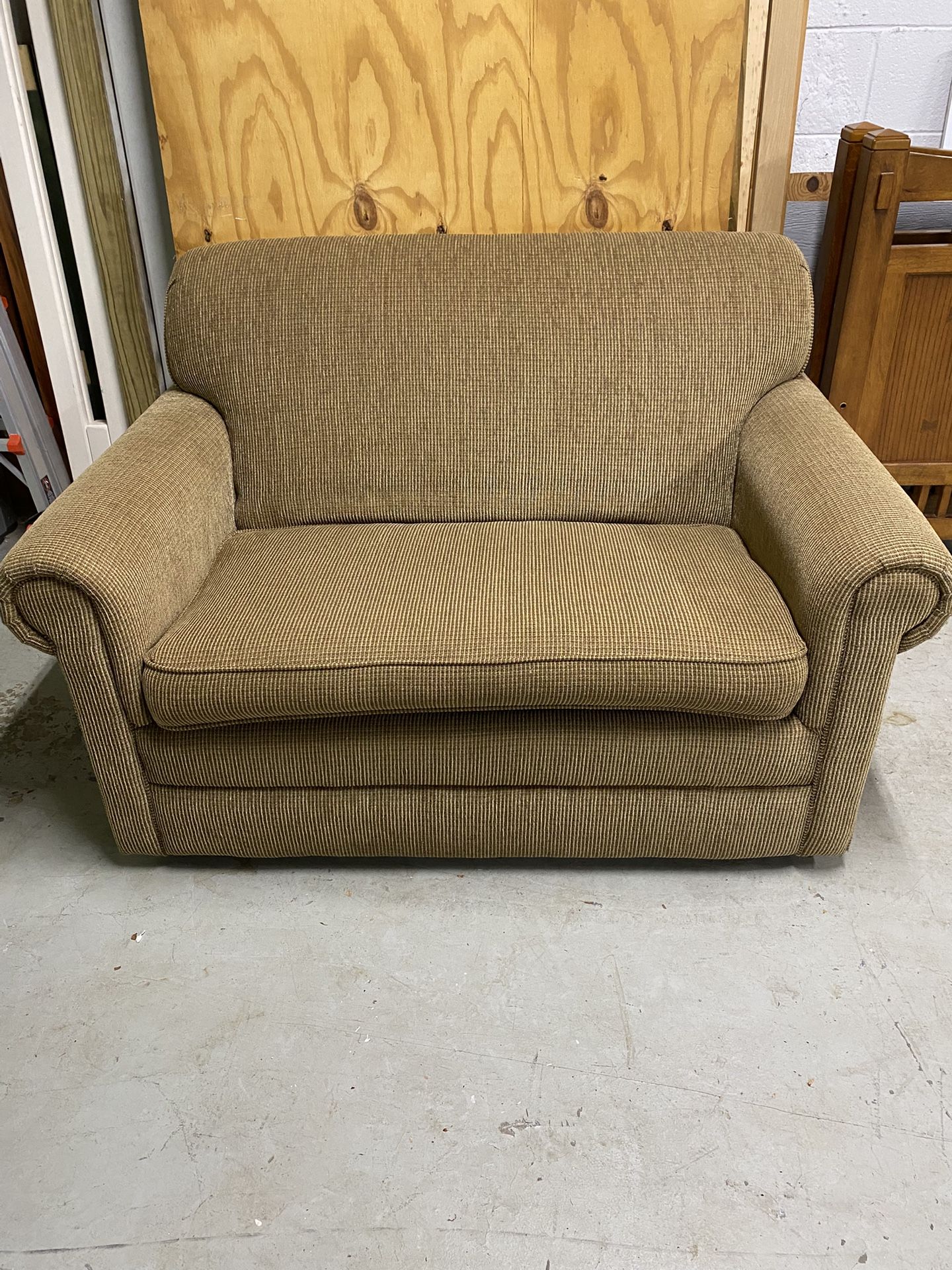 Couch w/ Pull Out Bed