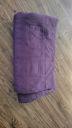Good Condition. Queen Bed Cover +2 Pillow Cases