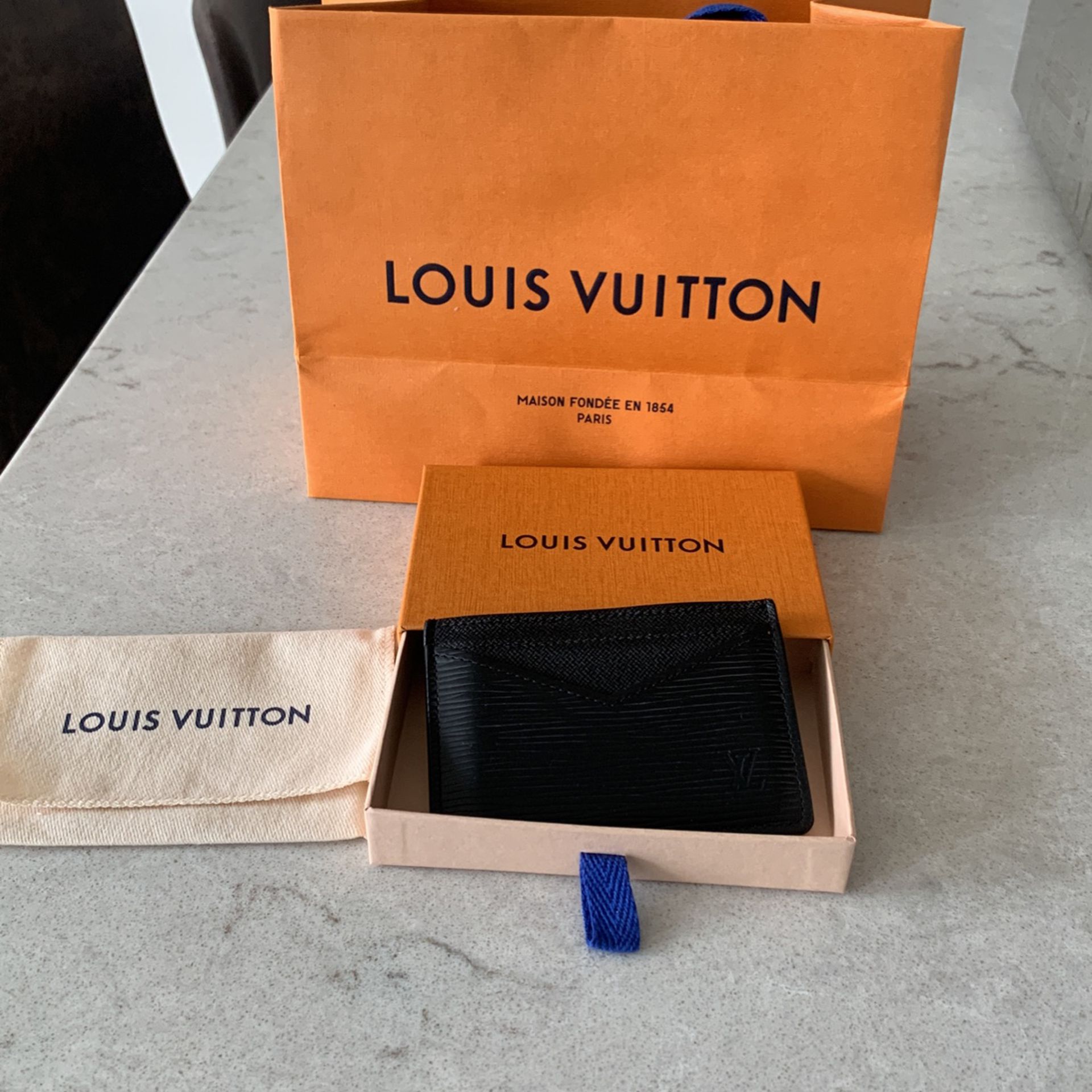 Louis Vuitton Men's Wallet for Sale in Seattle, WA - OfferUp