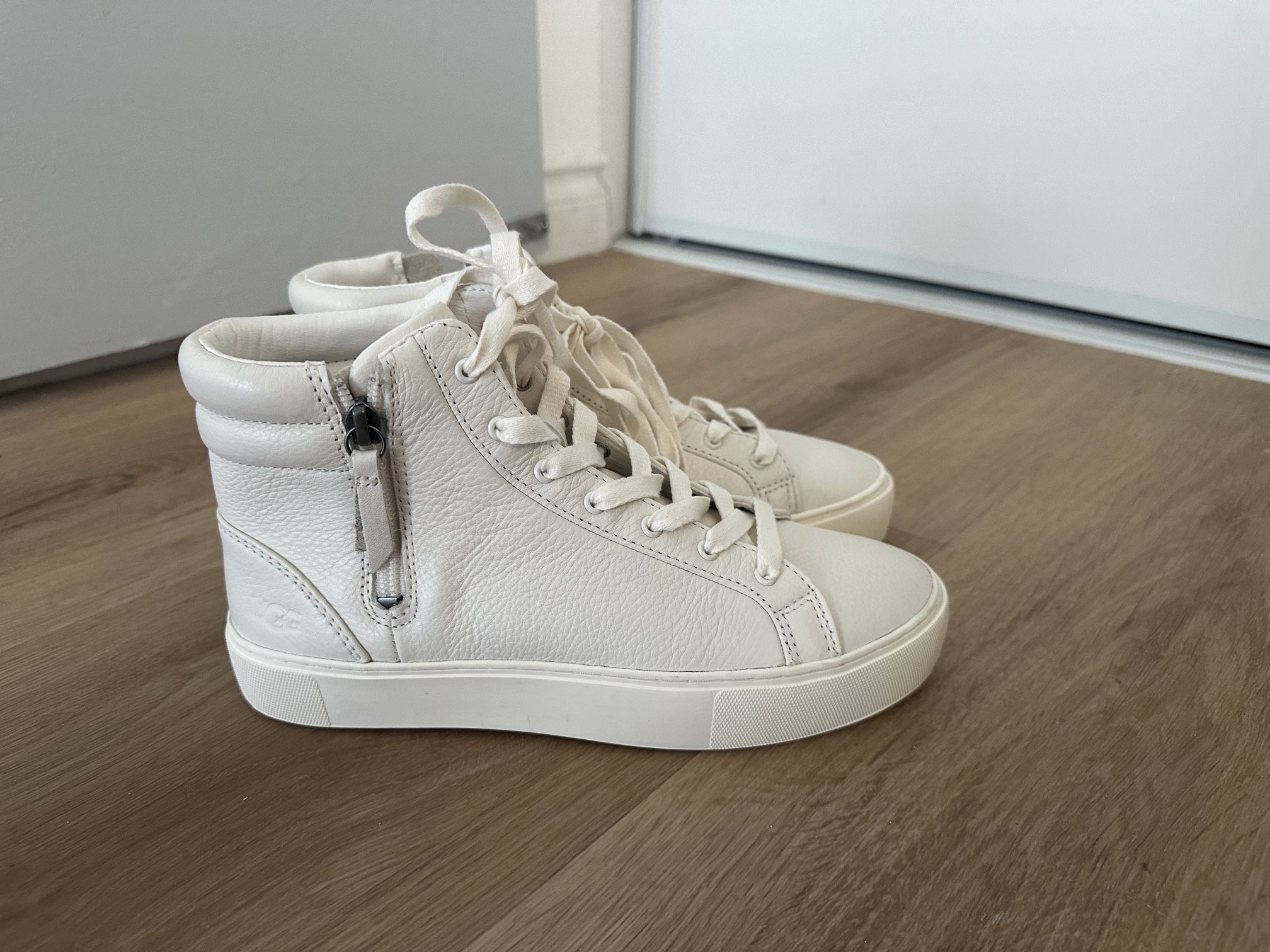 UGG Brand new white full leather casual sports flat boots Size:7