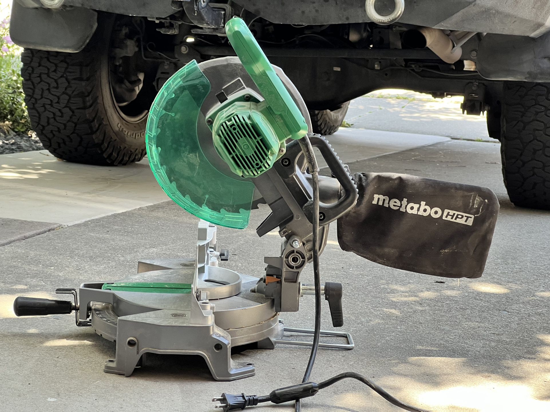 Metabo HPT Compound Miter Chop Saw, 15-Amp Power Saw Large 10-Inch Table Precision Miter Angles 0-45°, 24T TCT Blade