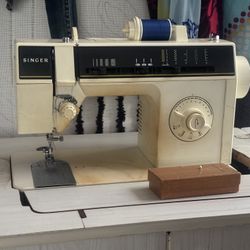 Singer Sewing Machine – Model 6212C