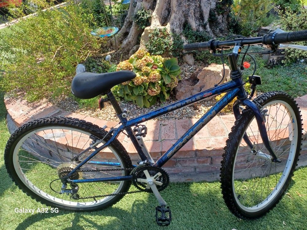Schwinn Frontier Mens Mountain Bike Like Brand New 26
