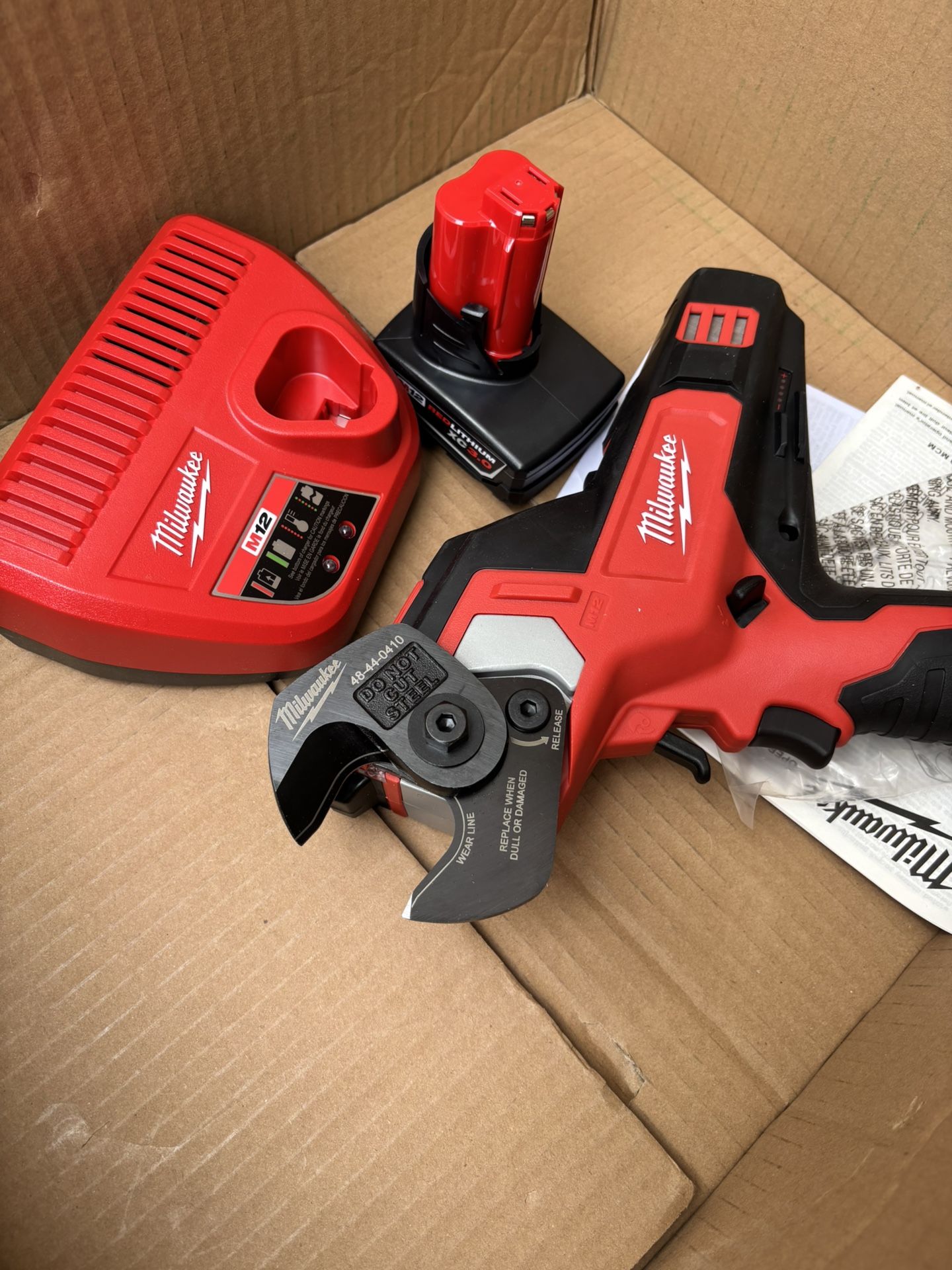 Milwaukee M12 12V Lithium-lon Cordless 600 MCM Cable Cutter Kit with One 3.0Ah Battery, Charger