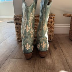 Corral women’s embroidery turquoise leather cowboy boots. Size 9