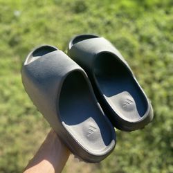 ONYX YEEZY SLIDES ‼️