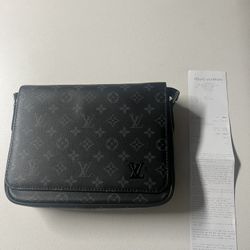 Louis Vuitton District Messenger Bag 