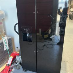 Refrigerator Whirlpool Side X Side, Black 25cu Foot, Water & I’ve On The Door.