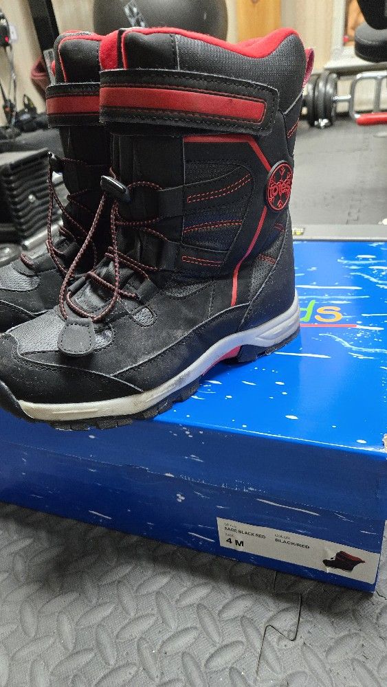 Boys Size 4 Snow Boots