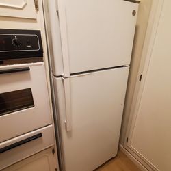 GE 17.5 Cu. Ft. Top Freezer Refrigerator