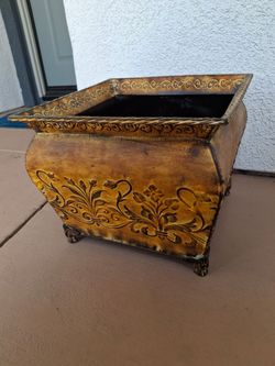 Metal planter indoor or outdoor