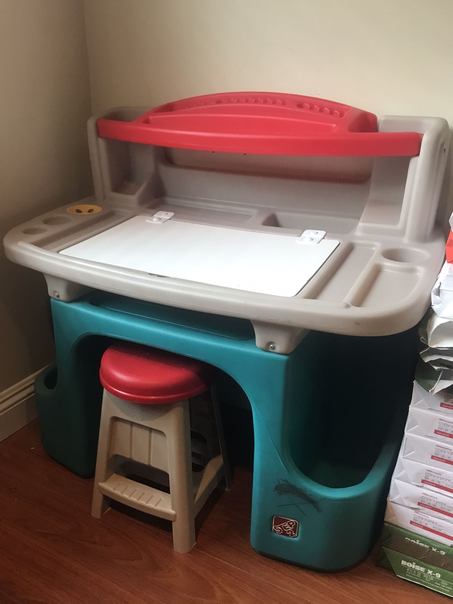 Kids desk
