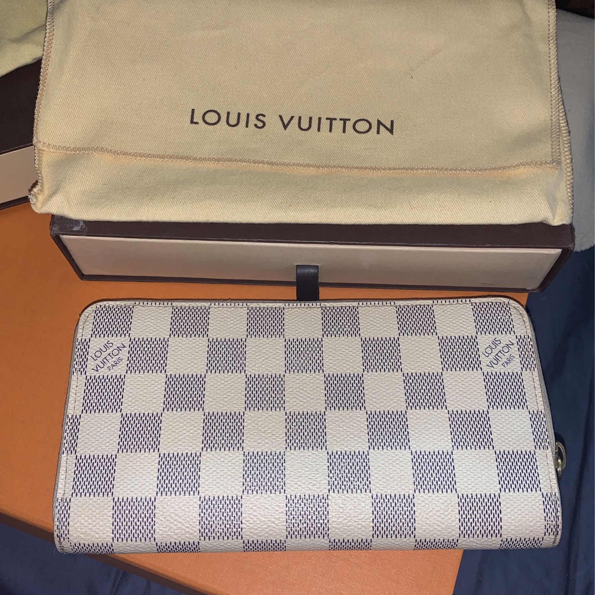 Louis Vuitton Crème/White Damier Wallet for Sale in San Diego, CA