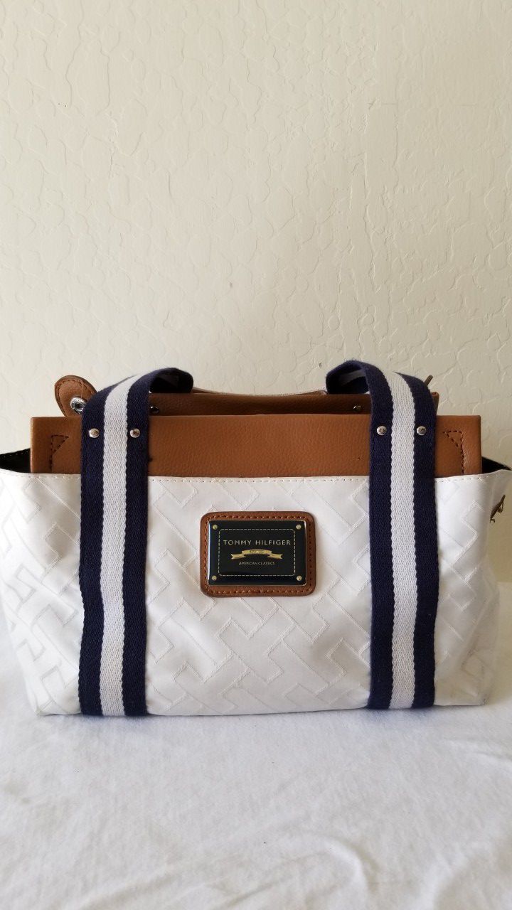 kobber Over hoved og skulder Blot Tommy Hilfiger White Purse Medium Sz Short Straps Handbag American Classics  Navy for Sale in Buckeye, AZ - OfferUp