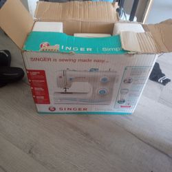 SINGER sewing Machine. simple 2263