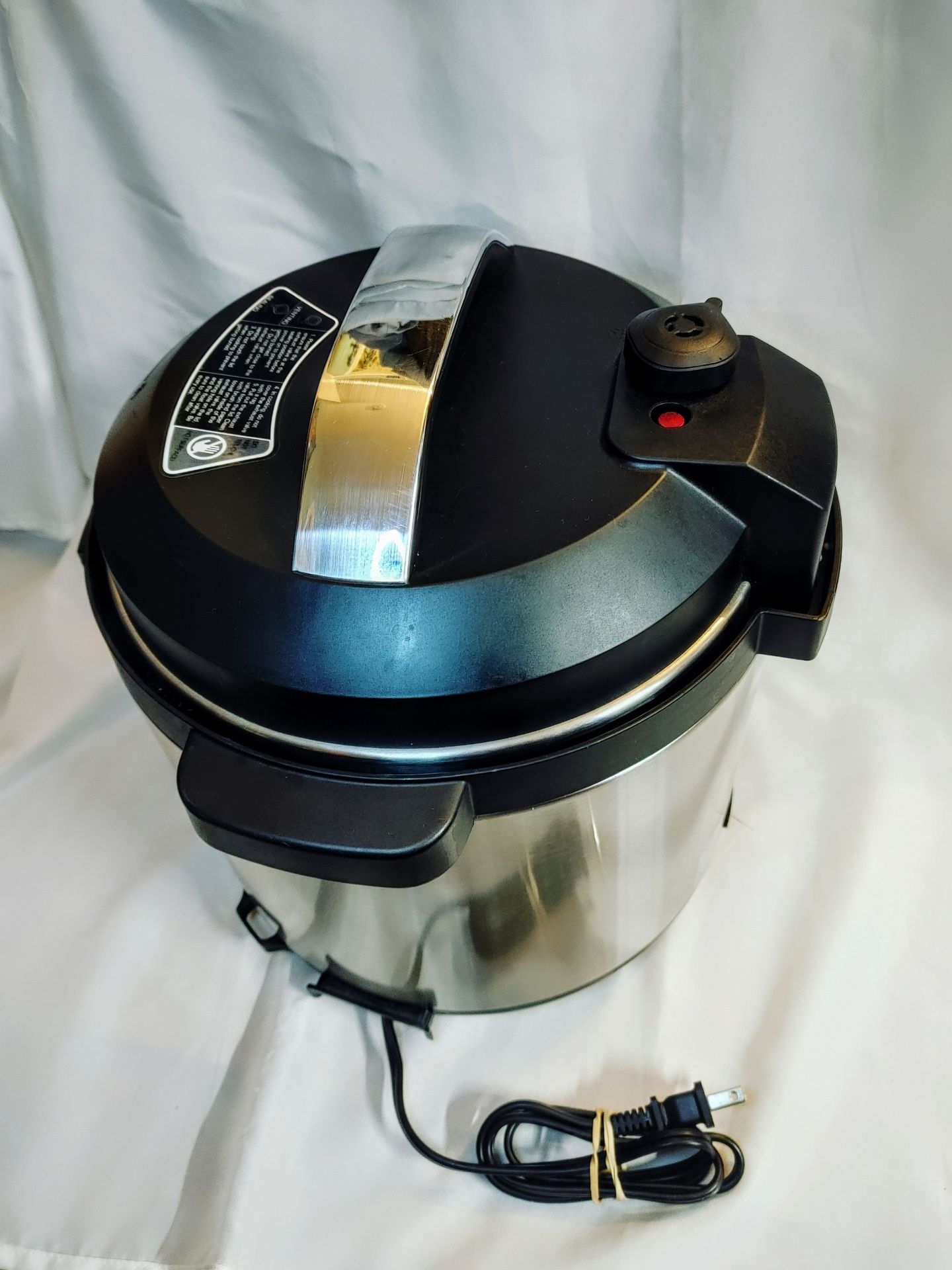 FARBERWARE WMCS6004W PRESSURE COOKER for Sale in Colorado Springs, CO