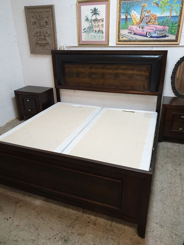 King size bedroom set solid wood in excellent condition !