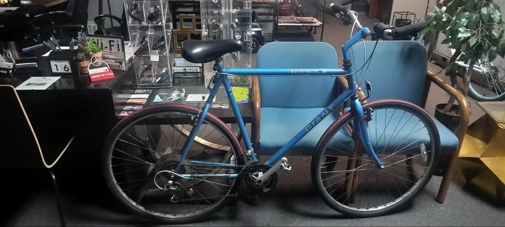 Blue 1992 Giant Innova hybrid bicycle