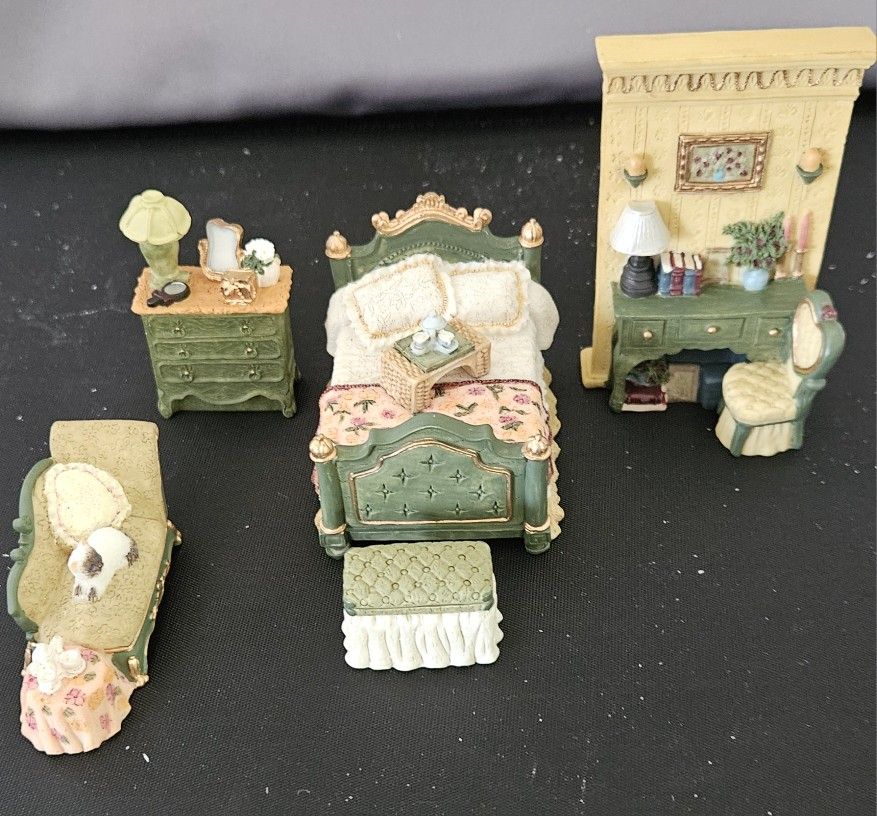 2001 AVON Miniature Bedroom Set