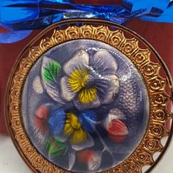 Beautiful Vintage Brooch 2"in, thee Brooch has a Bouquet of Flowers painting.#750
