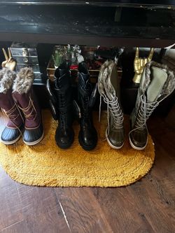 Winter is coming women’s insulated boots and motorcycle boots size 10 only one’s been wore or the motorcycle boots and that was one time all the boots