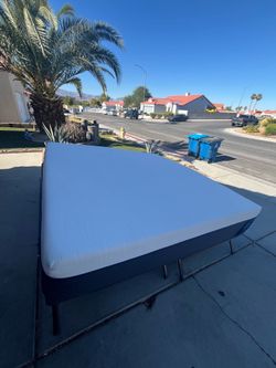 Like New vÍSCOFLEX LUXE MEMORY FOAM KING SIZE MATTRESS MEDIUM FIRME
