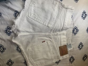 White Levi’s shorts