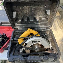 DeWalt 7-1/4" Circular Saw + Hard Case – Powerful & Reliable!
