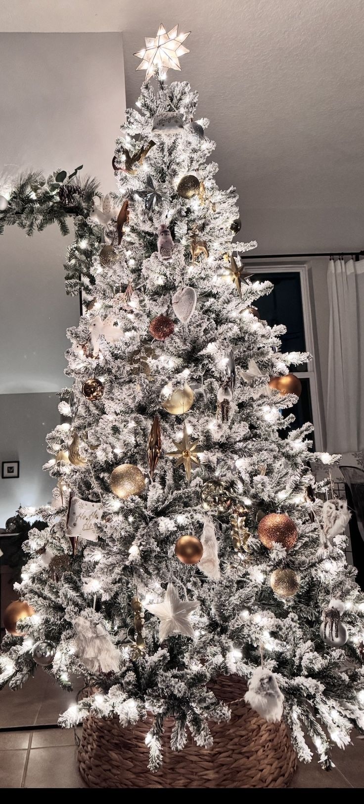 Christmas Tree 7.5 Flocked Pre-lit Alberta Spurce Tree