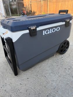 Igloo BLUE rolling cooler
