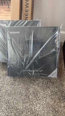 *SEALED* 2x Neewer Professional Studio Lights With Stands