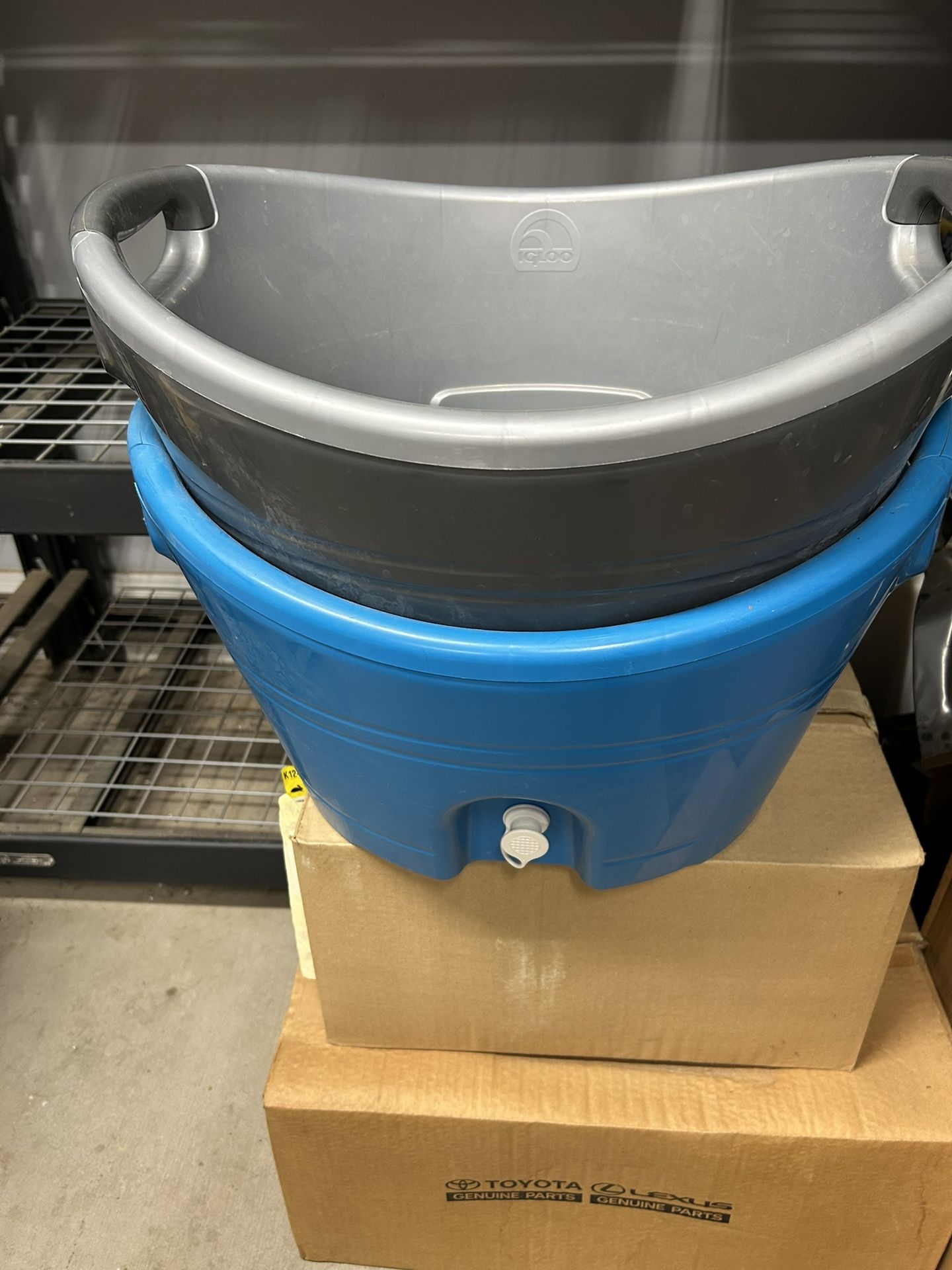  2 Insulated Tub Buckets