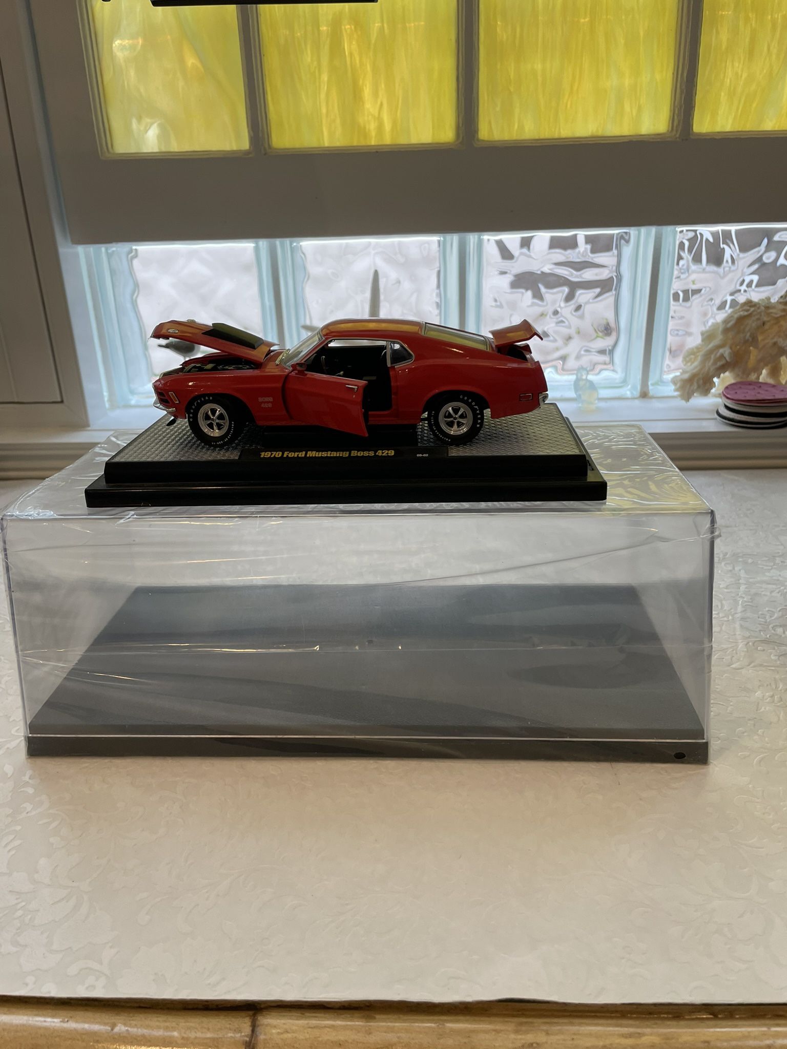 Die cast 1970 Mustang Boss 429 With Stand And Display Case 1:24