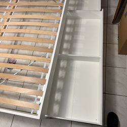 White Queen Bed With The Drawers(cama Queen Con Gabetas)