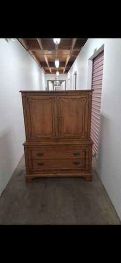 Big wood armor 6 drawers pickup 2-8:30 pm rainbow/charleston cash only read description