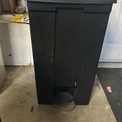 Rubbermaid® Step-On Trash Can - 23 Gallon