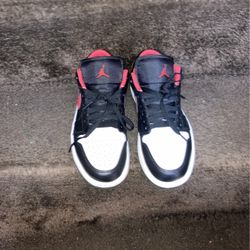 Jordan low top 1s wore once.