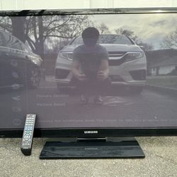 Samsung 43” TV w/ Remote + Stand – Chromecast Ready (GREAT CONDITION)