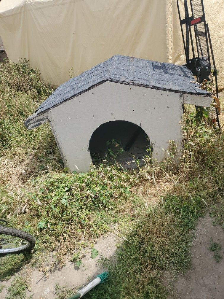 Free Dog House