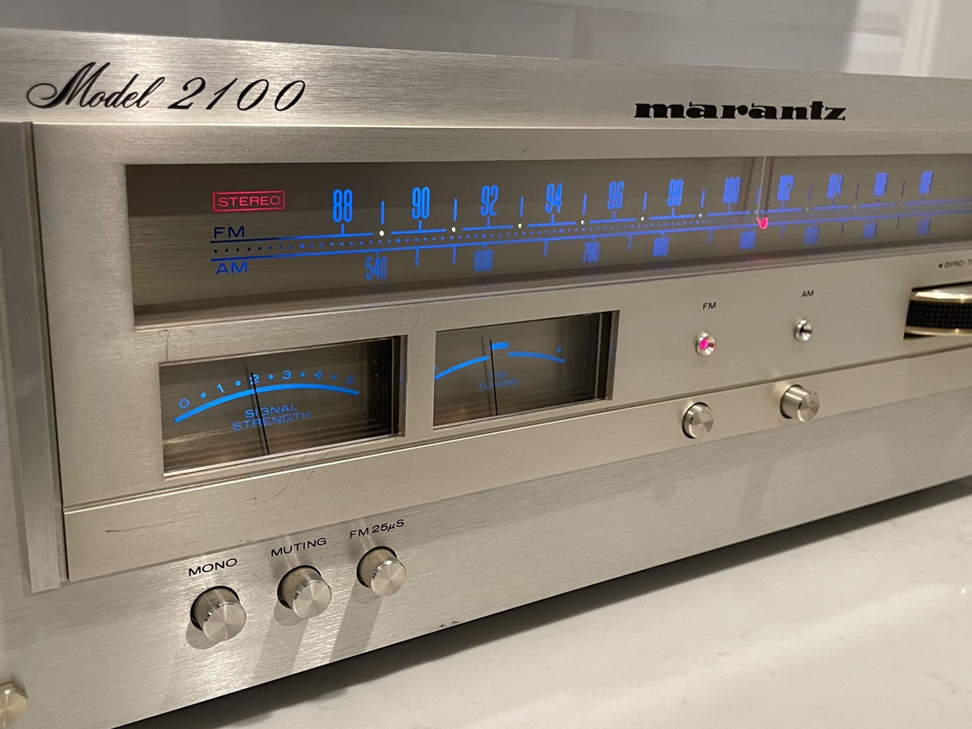 Vintage MARANTZ Model 2100 Stereo Tuner