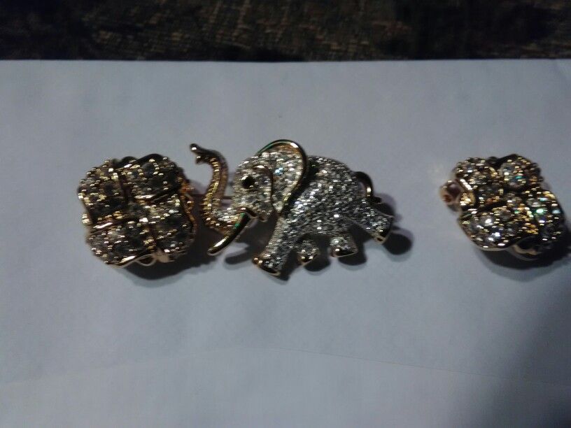 Beautiful pendant earring set elephant