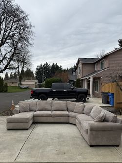 Large U-Shaped Sectional w/ Chaise – Deep Seating – Clean